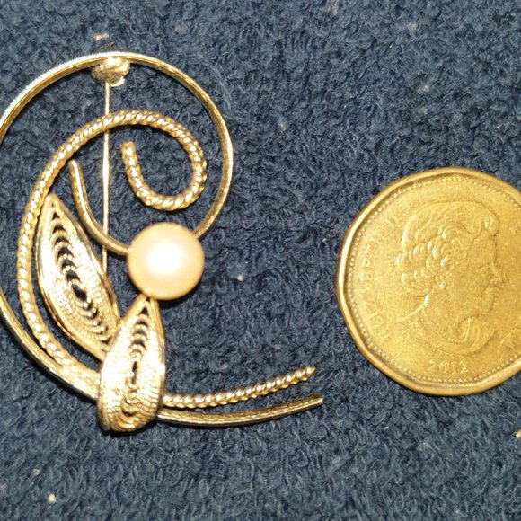 Elegant Vintage Art Nouveau Culture Pearl Gold Tone Swirl Brooch - Picture 6 of 10